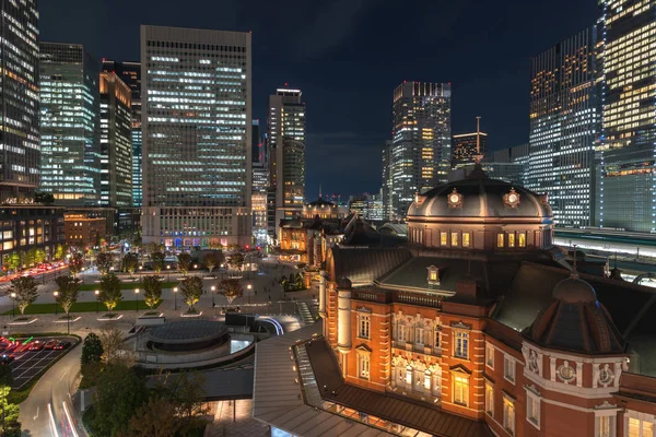 夕暮れ時の東京駅舎 東京駅丸の内のビジネス街 日本でビュー — ストック写真
