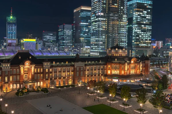 Alacakaranlık anda bina Tokyo İstasyonu. Marunouchi iş bölgesi, Japonya Tokyo İstasyonu görünümünü.