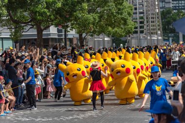 Yokohama, Japonya - 10 Ağustos 2018: Pikachu salgın! 2018. görünür ve geçit töreni için üzerinde 1.500 Pikachus Yokohama Yokohama Minato Mirai 21 alanında Pikachu salgını olay için.