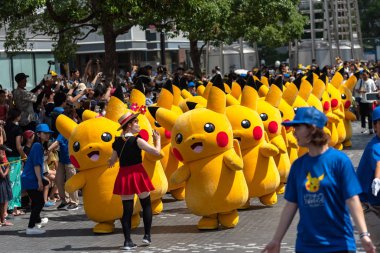 Yokohama, Japonya - 10 Ağustos 2018: Pikachu salgın! 2018. görünür ve geçit töreni için üzerinde 1.500 Pikachus Yokohama Yokohama Minato Mirai 21 alanında Pikachu salgını olay için.