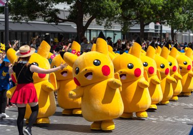 Yokohama, Japonya - 10 Ağustos 2018: Pikachu salgın! 2018. görünür ve geçit töreni için üzerinde 1.500 Pikachus Yokohama Yokohama Minato Mirai 21 alanında Pikachu salgını olay için.