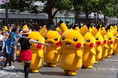 Yokohama, Japonya - 10 Ağustos 2018: Pikachu salgın! 2018. görünür ve geçit töreni için üzerinde 1.500 Pikachus Yokohama Yokohama Minato Mirai 21 alanında Pikachu salgını olay için.