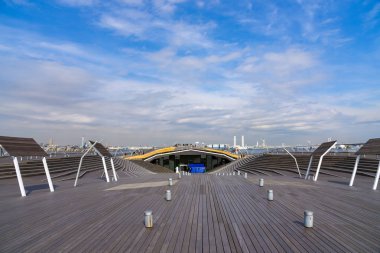 Kanagawa, Japonya'nın Yokohama kent sahəsi Minato Mirai 21 Osanbashi Yokohama uluslararası yolcu Terminal üzerinden görüntüleme. Yokohama Japonya'da büyük turistik yer.