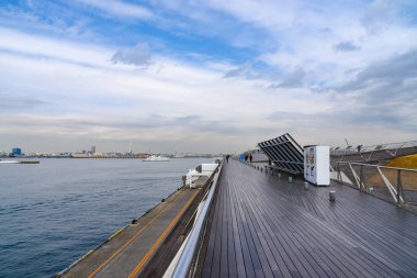 Kanagawa, Japonya'nın Yokohama kent sahəsi Minato Mirai 21 Osanbashi Yokohama uluslararası yolcu Terminal üzerinden görüntüleme. Yokohama Japonya'da büyük turistik yer.