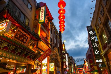 Yokohama, Japonya - 16 Şubat 2018: Yokohama sırasında Çin yeni yılı Japonya Çin mahallesinde, kalabalık alışveriş caddeleri. Tabela metni bireysel Restoranlar adıdır.