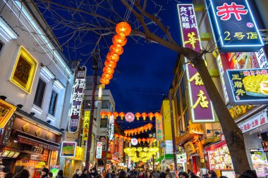 Yokohama, Japonya - 16 Şubat 2018: Chinatown Yokohama Japonya Çin yeni yılı sırasında. Asya'nın en büyük Chinatown ile 150 yaşında tarih oldu. Tabela metni bireysel Restoranlar adıdır.