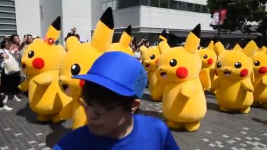 Yokohama, Japonya - 10 Ağustos 2018: Pikachu salgın! 2018. görünür ve geçit töreni için üzerinde 1.500 Pikachus Yokohama Yokohama Minato Mirai 21 alanında Pikachu salgını olay için.