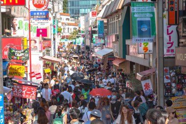 Harajuku, Tokyo, Japonya - 31 Ekim 2018: Harajuku. İnsanlar, çoğunlukla gençler, Takeshita Street, moda butikler, kafeler ve Harajuku Tokyo, Japonya'da restoranlar ile kaplı bir ünlü alışveriş caddesi boyunca yürümek.