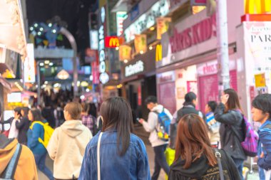 Harajuku, Tokyo, Japonya - 31 Ekim 2018: Harajuku. İnsanlar, çoğunlukla gençler, Takeshita Street, moda butikler, kafeler ve Harajuku Tokyo, Japonya'da restoranlar ile kaplı bir ünlü alışveriş caddesi boyunca yürümek.