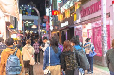Harajuku, Tokyo, Japonya - 31 Ekim 2018: Harajuku. İnsanlar, çoğunlukla gençler, Takeshita Street, moda butikler, kafeler ve Harajuku Tokyo, Japonya'da restoranlar ile kaplı bir ünlü alışveriş caddesi boyunca yürümek.
