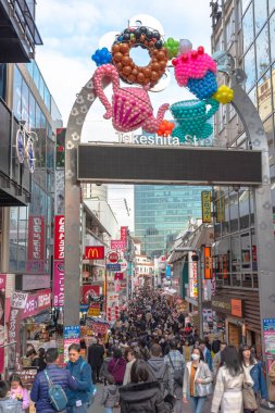 Harajuku, Tokyo, Japonya - 21 Aralık 2018: Harajuku sokak görünümü. İnsanlar, çoğunlukla gençler, Takeshita Street, moda butikler, kafeler ve Harajuku Tokyo, Japonya'da restoranlar ile kaplı bir ünlü alışveriş caddesi boyunca yürümek.