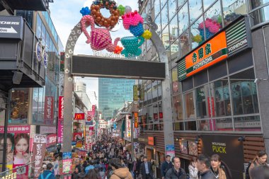 Harajuku, Tokyo, Japonya - 21 Aralık 2018: Harajuku sokak görünümü. İnsanlar, çoğunlukla gençler, Takeshita Street, moda butikler, kafeler ve Harajuku Tokyo, Japonya'da restoranlar ile kaplı bir ünlü alışveriş caddesi boyunca yürümek.