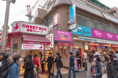 Harajuku, Tokyo, Japonya - 21 Aralık 2018: Harajuku sokak görünümü. İnsanlar, çoğunlukla gençler, Takeshita Street, moda butikler, kafeler ve Harajuku Tokyo, Japonya'da restoranlar ile kaplı bir ünlü alışveriş caddesi boyunca yürümek.