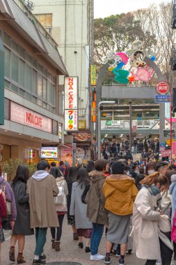 Harajuku, Tokyo, Japonya - 21 Aralık 2018: Harajuku sokak görünümü. İnsanlar, çoğunlukla gençler, Takeshita Street, moda butikler, kafeler ve Harajuku Tokyo, Japonya'da restoranlar ile kaplı bir ünlü alışveriş caddesi boyunca yürümek.