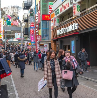 Harajuku, Tokyo, Japonya - 21 Aralık 2018: Harajuku sokak görünümü. İnsanlar, çoğunlukla gençler, Takeshita Street, moda butikler, kafeler ve Harajuku Tokyo, Japonya'da restoranlar ile kaplı bir ünlü alışveriş caddesi boyunca yürümek.