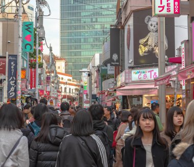 Harajuku, Tokyo, Japonya - 21 Aralık 2018: Harajuku sokak görünümü. İnsanlar, çoğunlukla gençler, Takeshita Street, moda butikler, kafeler ve Harajuku Tokyo, Japonya'da restoranlar ile kaplı bir ünlü alışveriş caddesi boyunca yürümek.