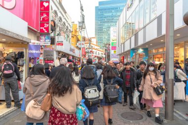 Harajuku, Tokyo, Japonya - 21 Aralık 2018: Harajuku sokak görünümü. İnsanlar, çoğunlukla gençler, Takeshita Street, moda butikler, kafeler ve Harajuku Tokyo, Japonya'da restoranlar ile kaplı bir ünlü alışveriş caddesi boyunca yürümek.