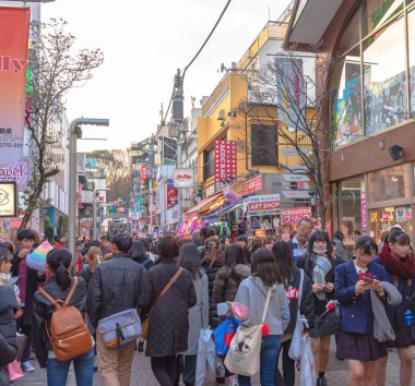 Harajuku, Tokyo, Japonya - 21 Aralık 2018: Harajuku sokak görünümü. İnsanlar, çoğunlukla gençler, Takeshita Street, moda butikler, kafeler ve Harajuku Tokyo, Japonya'da restoranlar ile kaplı bir ünlü alışveriş caddesi boyunca yürümek.