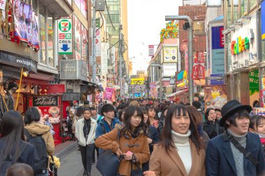 Harajuku, Tokyo, Japonya - 21 Aralık 2018: Harajuku sokak görünümü. İnsanlar, çoğunlukla gençler, Takeshita Street, moda butikler, kafeler ve Harajuku Tokyo, Japonya'da restoranlar ile kaplı bir ünlü alışveriş caddesi boyunca yürümek.