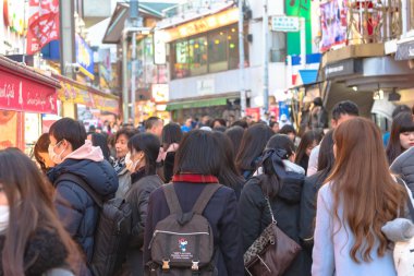 Harajuku, Tokyo, Japonya - 21 Aralık 2018: Harajuku sokak görünümü. İnsanlar, çoğunlukla gençler, Takeshita Street, moda butikler, kafeler ve Harajuku Tokyo, Japonya'da restoranlar ile kaplı bir ünlü alışveriş caddesi boyunca yürümek.