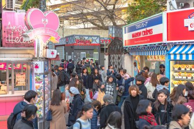 Harajuku, Tokyo, Japonya - 21 Aralık 2018: Harajuku sokak görünümü. İnsanlar, çoğunlukla gençler, Takeshita Street, moda butikler, kafeler ve Harajuku Tokyo, Japonya'da restoranlar ile kaplı bir ünlü alışveriş caddesi boyunca yürümek.