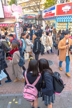 Harajuku, Tokyo, Japonya - 21 Aralık 2018: Harajuku sokak görünümü. İnsanlar, çoğunlukla gençler, Takeshita Street, moda butikler, kafeler ve Harajuku Tokyo, Japonya'da restoranlar ile kaplı bir ünlü alışveriş caddesi boyunca yürümek.