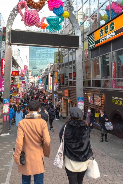 2018 原宿ストリート ビュー 大抵若者 竹下通り ファッション ブティック カフェ レストラン 東京の原宿に並ぶ有名な商店街を歩く — ストック写真