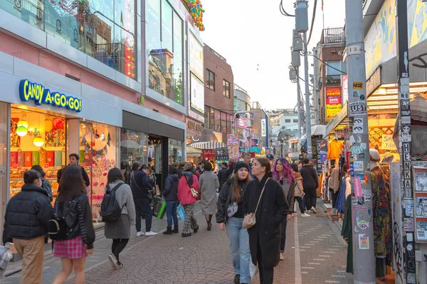 日本东京原宿 2018年12月21日 原宿街景 在日本东京原宿 大多是年轻人 走在竹下街 这是一条著名的购物街 两旁都是时尚精品店 咖啡馆和餐馆 — 图库照片