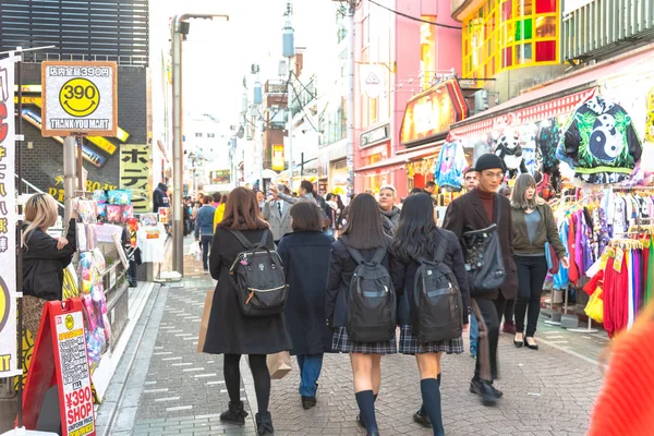 日本东京原宿 2018年12月21日 原宿街景 在日本东京原宿 大多是年轻人 走在竹下街 这是一条著名的购物街 两旁都是时尚精品店 咖啡馆和餐馆 — 图库照片