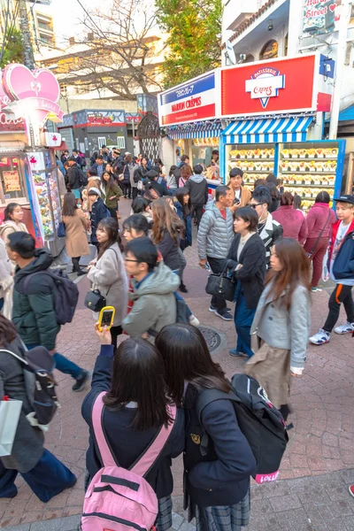 Harajuku, Tokyo, Japonya - 21 Aralık 2018: Harajuku sokak görünümü. İnsanlar, çoğunlukla gençler, Takeshita Street, moda butikler, kafeler ve Harajuku Tokyo, Japonya'da restoranlar ile kaplı bir ünlü alışveriş caddesi boyunca yürümek.
