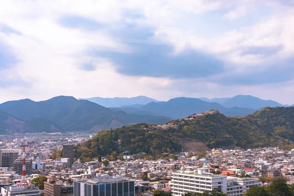 Kiraz çiçekleri (Sunpu castle park sırasında Shizuoka şehir manzarası)