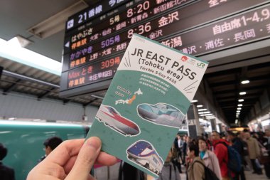 Tokyo, Japonya - 24 Ekim 2018: Jr Doğu geçmek (Tohoku bölgesi), arka plan, Hayabusa Shinkansen ile. Esnek 5 gün Tohoku alan turist pas geçmek. Sendai, Fukushima, Yamagata, Akita ve A ziyaret ettiğiniz için Jr satırlarının sınırlı express üzerinde sınırsız rides