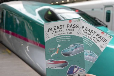 Tokyo, Japonya - 24 Ekim 2018: Jr Doğu geçmek (Tohoku bölgesi), arka plan, Hayabusa Shinkansen ile. Esnek 5 gün Tohoku alan turist pas geçmek. Sendai, Fukushima, Yamagata, Akita ve A ziyaret ettiğiniz için Jr satırlarının sınırlı express üzerinde sınırsız rides