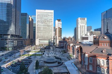 Tokyo İstasyonu Marunouchi iş bölgesinin, Tokyo, Japonya Açık meydanda görünümünü.