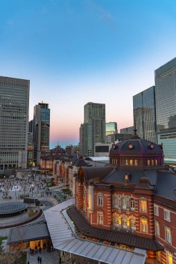 Alacakaranlık anda bina Tokyo İstasyonu görünümünü. Marunouchi iş bölgesi, Tokyo, Japonya
