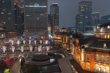 Marunouchi iş bölgesi, Tokyo, Japonya, kış aydınlatma sırasında bina Tokyo İstasyonu görünümünü.