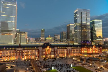 Alacakaranlık anda bina Tokyo İstasyonu görünümünü. Marunouchi iş bölgesi, Tokyo, Japonya