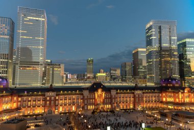Alacakaranlık anda bina Tokyo İstasyonu görünümünü. Marunouchi iş bölgesi, Tokyo, Japonya