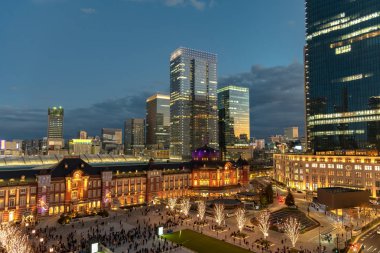 Marunouchi iş bölgesi, Tokyo, Japonya, kış aydınlatma sırasında bina Tokyo İstasyonu görünümünü.