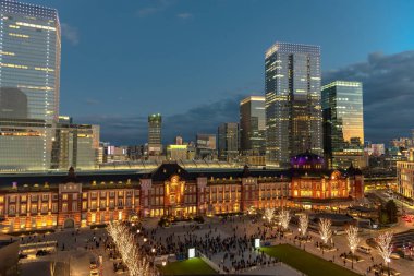 Marunouchi iş bölgesi, Tokyo, Japonya, kış aydınlatma sırasında bina Tokyo İstasyonu görünümünü.