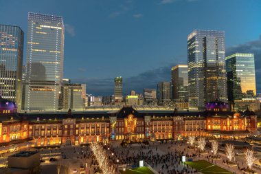 Marunouchi iş bölgesi, Tokyo, Japonya, kış aydınlatma sırasında bina Tokyo İstasyonu görünümünü.