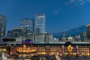 Marunouchi iş bölgesi, Tokyo, Japonya, kış aydınlatma sırasında bina Tokyo İstasyonu görünümünü.