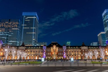 Marunouchi iş bölgesi, Tokyo, Japonya, kış aydınlatma sırasında bina Tokyo İstasyonu görünümünü.