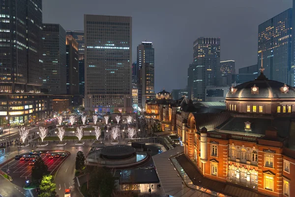 Marunouchi iş bölgesi, Tokyo, Japonya, kış aydınlatma sırasında bina Tokyo İstasyonu görünümünü.