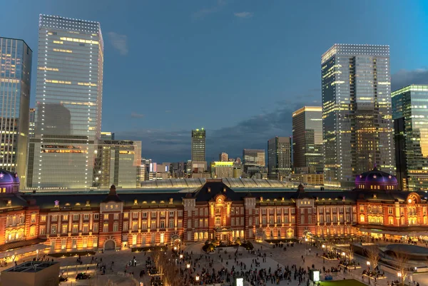 Alacakaranlık anda bina Tokyo İstasyonu görünümünü. Marunouchi iş bölgesi, Tokyo, Japonya