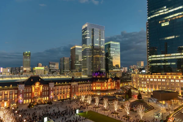 Marunouchi iş bölgesi, Tokyo, Japonya, kış aydınlatma sırasında bina Tokyo İstasyonu görünümünü.