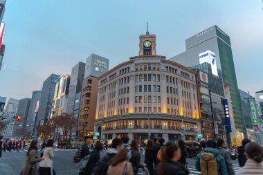 Ginza, Tokyo / Japonya - 22 Aralık 2018: gece görünümü Ginza ilçe, ilçe ünlü markanın amiral gemisi Mağazası her yerde vardır, yüksek son perakende alışveriş sunmaktadır.