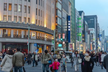 Ginza, Tokyo / Japonya - 22 Aralık 2018: gece görünümü Ginza ilçe, ilçe ünlü markanın amiral gemisi Mağazası her yerde vardır, yüksek son perakende alışveriş sunmaktadır.