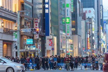 Ginza, Tokyo / Japonya - 22 Aralık 2018: gece görünümü Ginza ilçe, ilçe ünlü markanın amiral gemisi Mağazası her yerde vardır, yüksek son perakende alışveriş sunmaktadır.