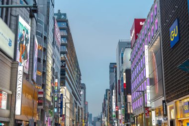 Ginza, Tokyo / Japonya - 22 Aralık 2018: gece görünümü Ginza ilçe, ilçe ünlü markanın amiral gemisi Mağazası her yerde vardır, yüksek son perakende alışveriş sunmaktadır.